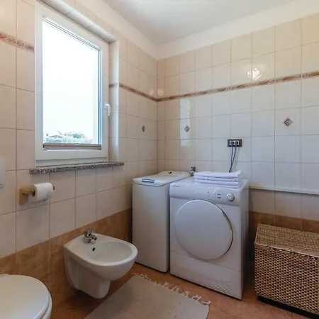 Three-bedroom Holiday In * Hrvatini